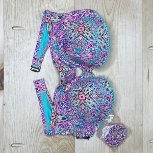 Like new, bikini top with straps.